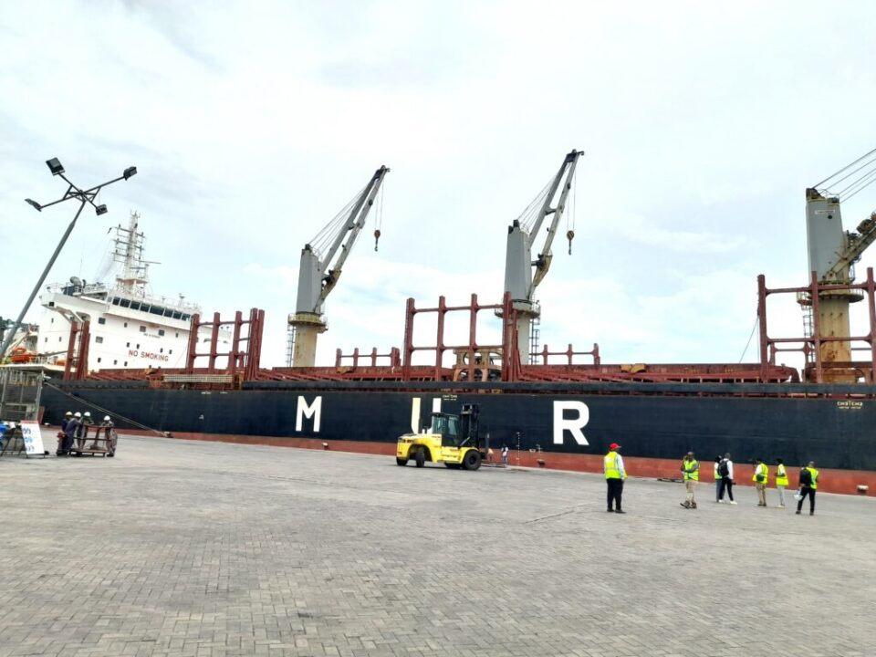 MELI YA KWANZA KATI YA NNE ZINAZOTARAJIA KUBEBA TANI 40,000 ZA PEMBEJEO ZA ZAO LA KOROSHO YAWASILI BANDARI YA MTWARA